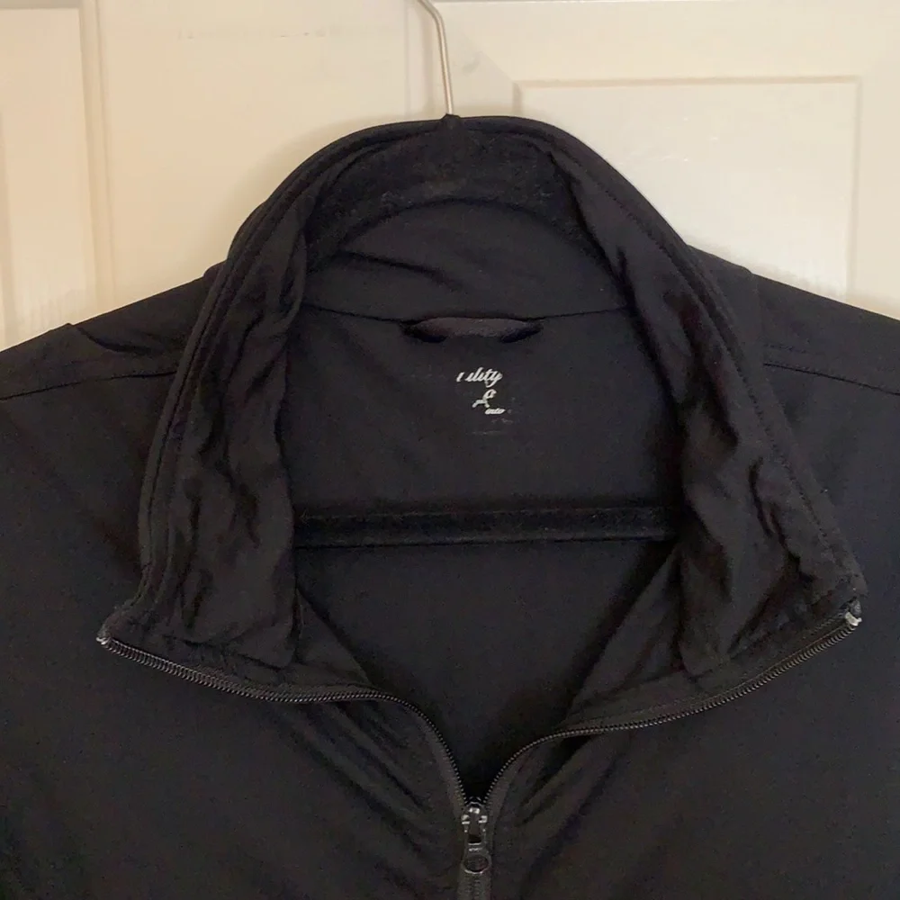 Medium-weight brilliant solid black jacket sz large